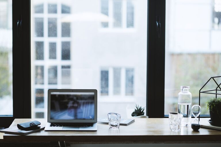 Consejos prácticos para organizar un espacio de trabajo eficiente en casa